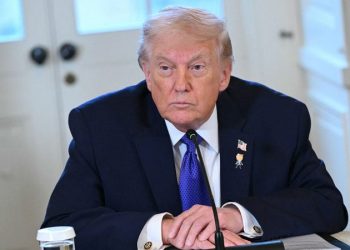 Trump wears ‘happy Trump’ pin alongside American flag during White House oil executive meeting