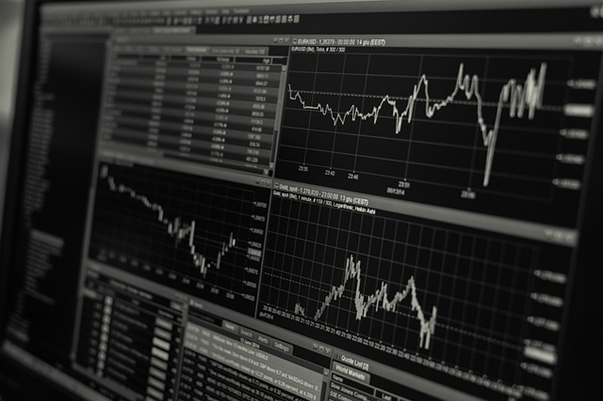 Global commodity markets are entering one of their most unstable periods in decades, according to a new analysis from <strong>Elev8 broker</strong>. The report examines how the escalation of the Iran–Israel conflict into direct military confrontation involving the United States may be reshaping two of the world’s most important markets: <strong>oil</strong> and <strong>gold</strong>.
Elev8 argues that the current environment is not simply another geopolitical shock. Instead, it may represent a structural break in the mechanisms that have supported global energy trade, U.S. Treasury demand, inflation expectations, and safe-haven flows for decades.
The Oil Scenario: Pressure on the Petrodollar Cycle
At the center of Elev8’s oil scenario is the potential weakening of the traditional oil-based dollar system that has operated since the 1970s. Under that arrangement, higher oil prices boosted revenues for Gulf energy exporters, which then recycled dollar earnings into U.S. Treasury bonds. That flow helped finance the U.S. budget deficit and supported lower U.S. interest rates.
The current crisis may be disrupting that mechanism. Elev8 notes that conflict-related pressure on Persian Gulf energy infrastructure is forcing regional countries to spend reserves on rebuilding production facilities, oil refineries, LNG terminals, and alternative supply routes.
At the same time, major oil importers such as China, India, and Japan have reduced holdings of U.S. long-term debt to defend their currencies during the oil-driven inflation shock. The result is a market dynamic that looks different from previous crises: instead of Treasury yields falling during a flight to safety, yields have risen.
Investor Takeaway
Elev8’s core oil argument is that the current crisis may be weakening the old petrodollar recycling mechanism, where oil revenues flowed back into U.S. Treasuries.
Oil Price Forecasts Remain Highly Uncertain
Oil price projections for 2026 vary widely, reflecting the unusual uncertainty surrounding supply disruption, sanctions policy, infrastructure damage, and the duration of the conflict.
Elev8 highlights several external forecasts. Citi projected Brent crude could average <strong>$120 per barrel</strong> over the next three months, while raising quarterly forecasts to <strong>$110</strong>, <strong>$95</strong>, and <strong>$80</strong> for the second, third, and fourth quarters, respectively. Morgan Stanley expects oil prices to range between <strong>$100 and $110</strong> per barrel in 2026.
The IMF’s pessimistic scenario, published on 14 April 2026, suggested oil prices could rise by <strong>80%</strong> above the January baseline from the second quarter onward. Meanwhile, a March survey of 38 economists and analysts produced a weighted average Brent forecast of <strong>$82.85</strong> per barrel for 2026, nearly 30% higher than the February estimate.
The wide range of forecasts reflects the real issue: the longer the conflict continues, the greater the risk of energy infrastructure damage, supply disruption, and inflation pressure.
Gold’s Paradox: Resilient, But Not Yet Surging
Gold’s behavior is more complicated. In a normal geopolitical shock, investors might expect the metal to rally sharply. Elev8 notes that the surprise is not that gold has failed to rise dramatically, but that it has not fallen.
The report suggests that some countries that would normally buy gold may be redirecting resources toward urgent purchases of petroleum, refined oil products, and fertilizers. Some may even be selling gold to finance these needs.
Despite this temporary pressure on demand, gold prices have remained resilient. Elev8 interprets this as evidence of strong underlying support that may reemerge once the petroleum market stabilizes.
Investor Takeaway
Gold’s resilience may be more important than its lack of immediate upside. Elev8 sees potential pent-up demand once oil-related funding pressure eases.
Gold Forecasts Point to Stronger Second-Half Potential
Several major banks expect gold to move higher in the second half of 2026, according to the report.
Goldman Sachs has raised its year-end forecast to <strong>$5,400 per ounce</strong>, citing increased private-sector allocations and continued central bank demand. JPMorgan expects gold to reach <strong>$6,300 per ounce</strong> by the end of 2026, driven by central bank and investor demand.
Morgan Stanley expects gold to reach <strong>$5,200 per ounce</strong> by year-end, supported by geopolitical risk, sustained central bank purchases, and renewed investor inflows. Wells Fargo Investment Institute raised its target range to <strong>$6,100–$6,300 per ounce</strong>, citing potential dollar devaluation and other macroeconomic factors.
These forecasts suggest that gold’s next move may depend less on immediate panic buying and more on monetary policy, inflation expectations, central bank reserve diversification, and the timing of any easing cycle.
Monetary Policy and Dedollarisation
Elev8 identifies monetary policy as one of the key drivers for gold in 2026. If recession risks increase, central banks may eventually cut rates or return to quantitative easing. That could support gold by weakening real yields and raising concerns about renewed inflation.
However, the current environment is not the same as the COVID-19 recession. Elev8 notes that 2020 was primarily a demand-driven shock, while today’s risks are more supply-driven. If inflation remains elevated because of energy disruption, central banks may keep policy rates high for longer, which is usually less favorable for precious metals.
The report also links gold demand to dedollarisation. Since the freezing of some sovereign assets in 2022, some emerging-market central banks have had stronger incentives to diversify reserves away from the U.S.-centric financial system. Elev8 notes that emerging-market gold holdings remain far below those of developed economies, suggesting further room for accumulation.
Investor Takeaway
Gold’s 2026 outlook depends heavily on the tension between high inflation, delayed rate cuts, and reserve diversification away from dollar-based assets.
Elev8’s Three Scenarios for 2026
Primary Scenario
In Elev8’s primary scenario, Brent crude trades between <strong>$90 and $110 per barrel</strong>, assuming the conflict remains low-intensity and partial supply disruptions are offset by temporary sanctions relief. The petrodollar cycle begins to recover, but remains below its pre-crisis strength.
Gold trades between <strong>$4,800 and $5,400 per ounce</strong>, supported by a Federal Reserve easing cycle in the second half of the year and continued central bank reserve diversification.
Escalation Scenario
In the escalation scenario, Brent crude rises to <strong>$120–$150 per barrel</strong> if the Strait of Hormuz faces a long-term blockade and energy infrastructure across the Persian Gulf comes under direct attack. Asian consumers may be forced to pay for supplies in alternative currencies, accelerating dedollarisation.
Gold could rise to <strong>$5,700–$6,500 per ounce</strong> if the Federal Reserve, European Central Bank, and Bank of Japan launch new quantitative easing programs in response to recession risk and rising government debt.
De-escalation Scenario
In the less likely de-escalation scenario, Brent crude falls to <strong>$75–$85 per barrel</strong> by year-end, supported by a diplomatic settlement, sanctions relief, and restoration of Iranian oil exports.
Gold corrects to <strong>$4,000–$4,500 per ounce</strong> as geopolitical risk declines and the dollar strengthens. However, dedollarisation and central bank purchases may limit the downside.
Conclusion
Elev8 concludes that 2026 may become one of the most challenging years for the 50-year-old petrodollar system. The report argues that the petrodollar arrangement has always been a political arrangement disguised as a financial system, and that changes in the geopolitical environment are now beginning to alter the financial architecture built around it.
For gold, the picture is paradoxical. The current crisis has not yet triggered a dramatic surge, but it may have created the conditions for stronger medium-term demand. Once oil-related funding pressure eases and monetary stimulus becomes more likely, pent-up demand for gold could return.
The key message from Elev8 is that oil and gold should not be analyzed separately in 2026. They are connected through inflation, Treasury markets, reserve diversification, central bank policy, and the changing structure of global finance.
<em>Disclaimer: This article does not contain or constitute investment advice or recommendations and does not consider your investment objectives, financial situation, or needs. Any actions taken based on this content are at your sole discretion and risk. Elev8 does not accept liability for any resulting losses or consequences.</em>
About Elev8
<a href="http://elev8.com">Elev8</a> is a global broker offering a trading ecosystem with a wide range of instruments, analytical and educational tools, integrated AI solutions, and responsive customer support. The company also supports charitable and humanitarian initiatives worldwide.